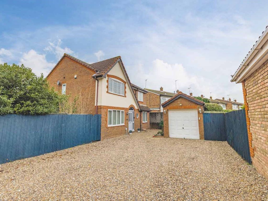 5 bed detached house for sale in Blunden Drive, Langley SL3, £725,000