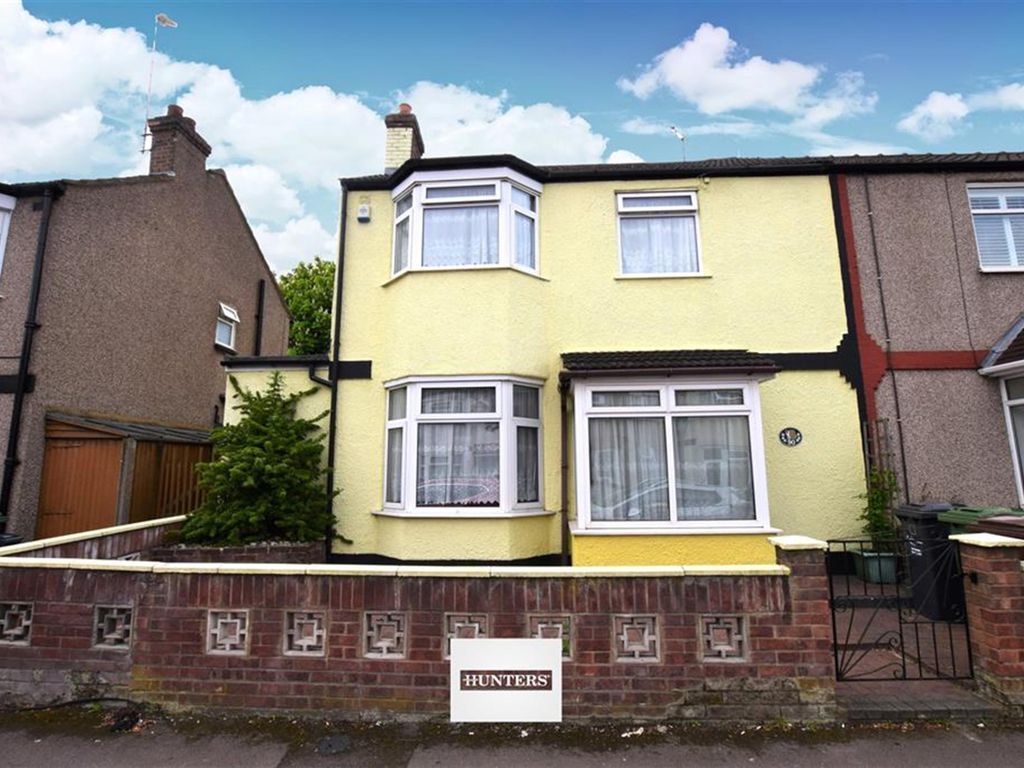 3 bed terraced house for sale in Heath Road, Chadwell Heath, Romford RM6, £425,000