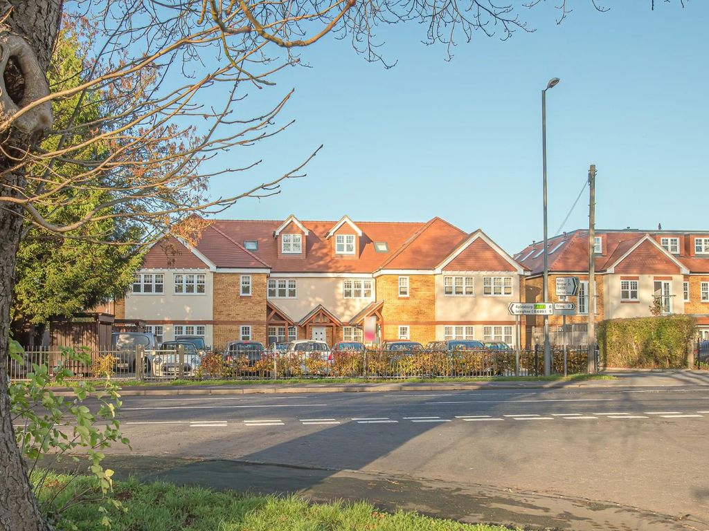 3 bed flat for sale in London Road, Aston Clinton, Aylesbury HP22, £435,000