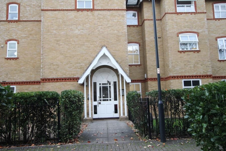 2 bed flat to rent in Chamberlayne Avenue, Wembley HA9, £1,750 pcm
