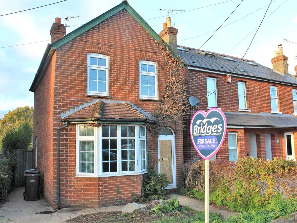 3 bed detached house for sale in Badshot Lea Road, Badshot Lea, Farnham, Surrey GU9, £350,000