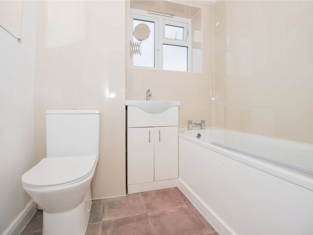 2 bed flat for sale in Church Path, London W4, £385,000