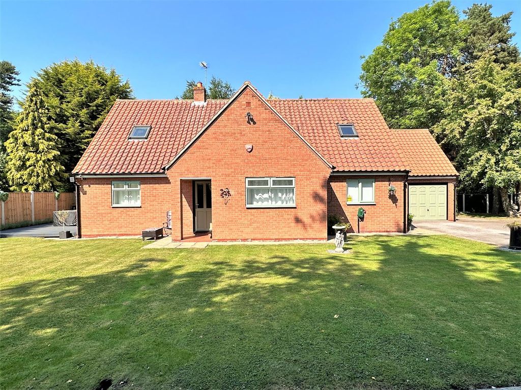 3 bed detached bungalow for sale in Woodend Cottage, Fosse Road, Farndon, Newark NG24, £430,000