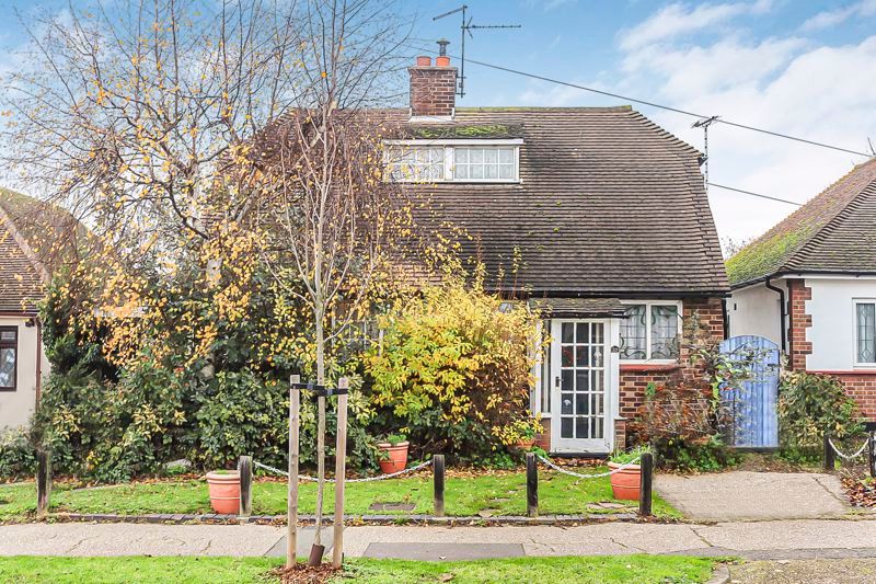 3 bed detached house for sale in Arlington Road, Southend-On-Sea SS2, £450,000