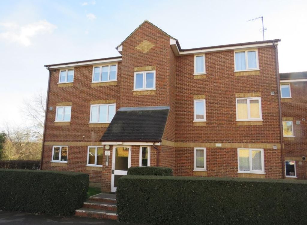 1 bed flat to rent in Lowestoft Drive, Burnham, Slough SL1, £1,150 pcm