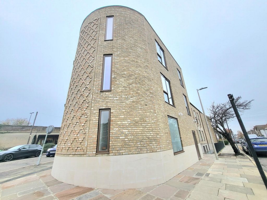 2 bed flat to rent in Mulberry Way, South Woodford E18, £1,900 pcm