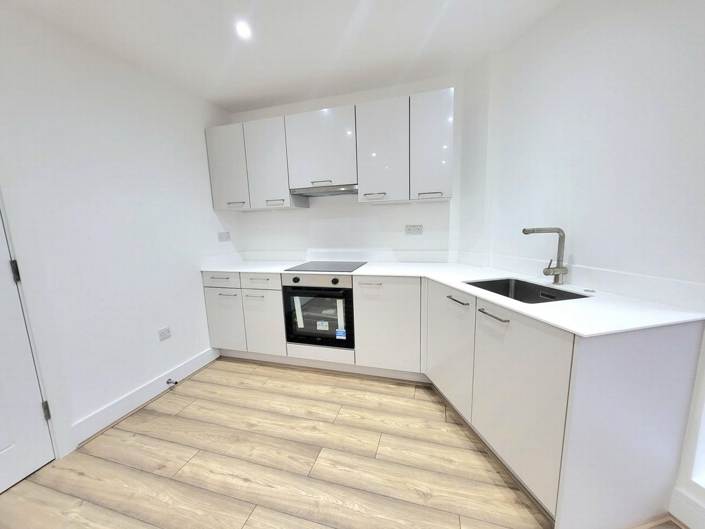 2 bed flat to rent in Mulberry Way, South Woodford E18, £1,900 pcm