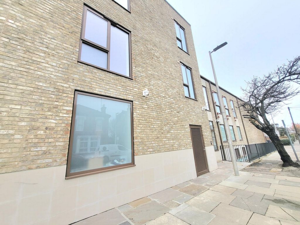 2 bed flat to rent in Mulberry Way, South Woodford E18, £1,900 pcm