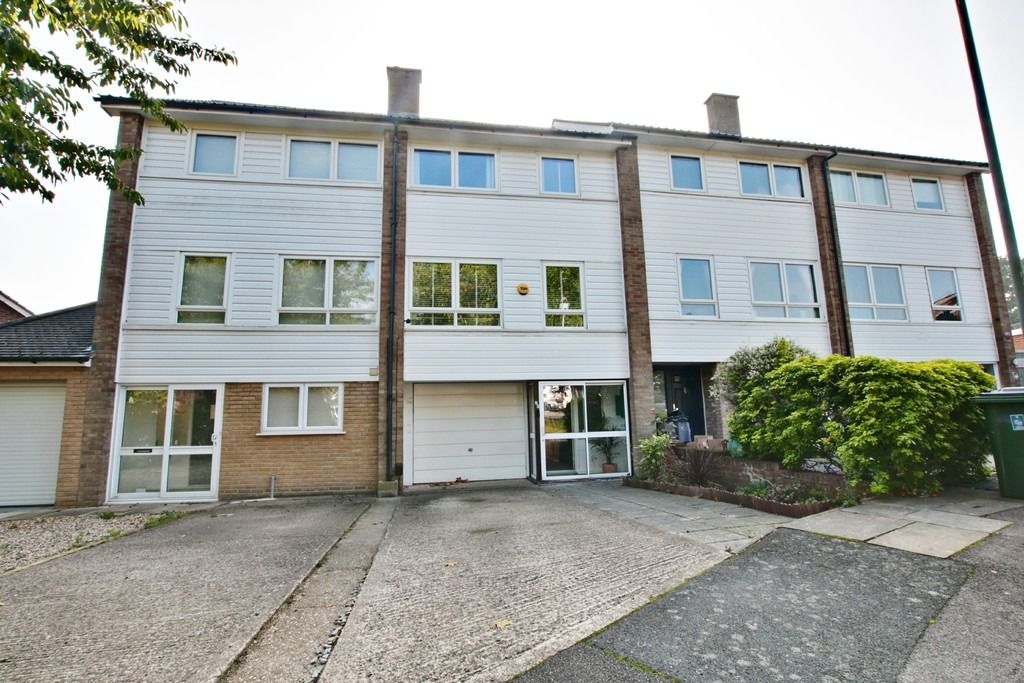 3 bed town house to rent in Mead Way, Bromley BR2, £2,175 pcm