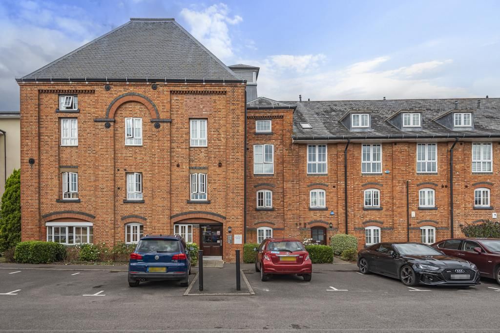 3 bed flat to rent in Abingdon, Oxfordshire OX14, £1,750 pcm