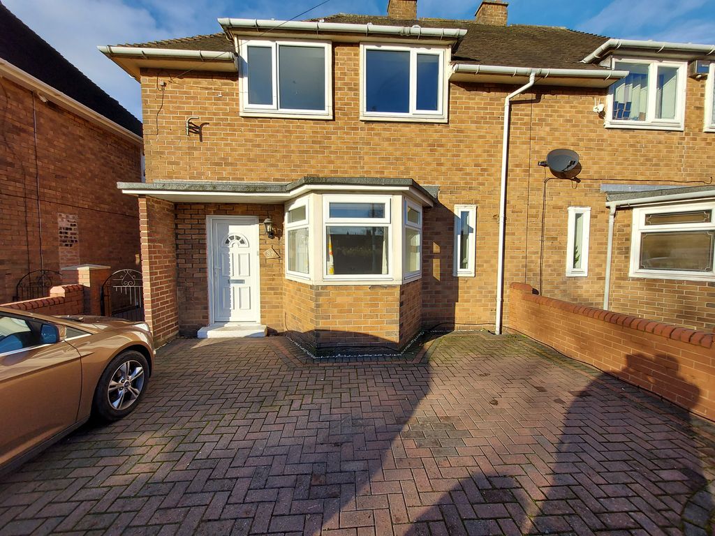 3 bed property to rent in Hawbush Road, Walsall WS3, £900 pcm