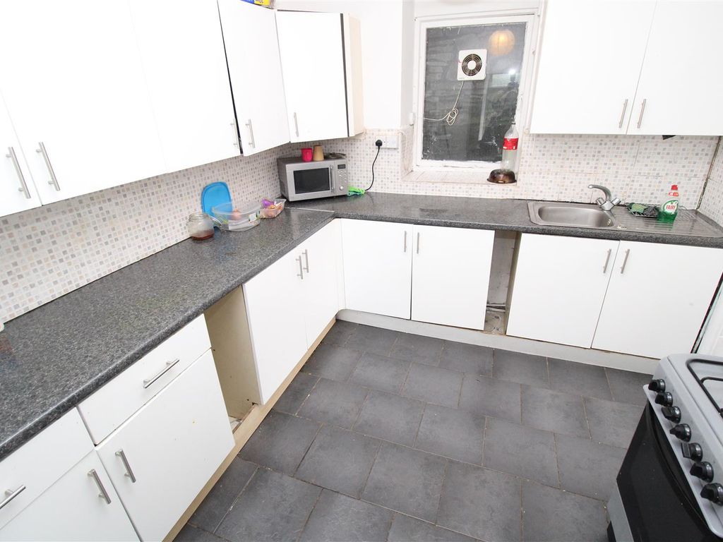 4 bed terraced house to rent in Laura Street, Treforest, Pontypridd CF37, £1,200 pcm