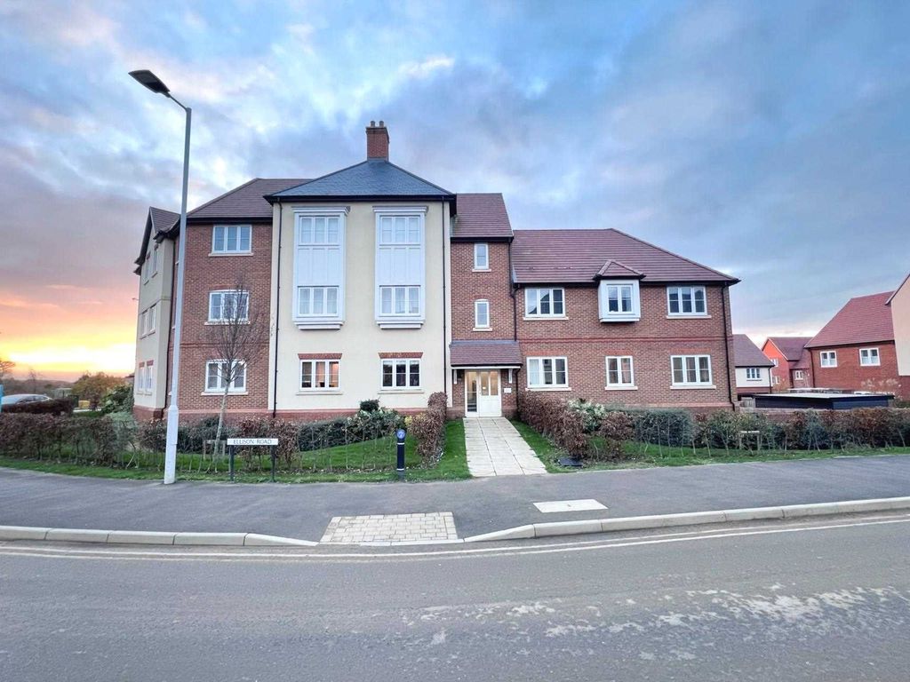 1 bed flat for sale in Buddery Close, Warfield RG42, £265,000