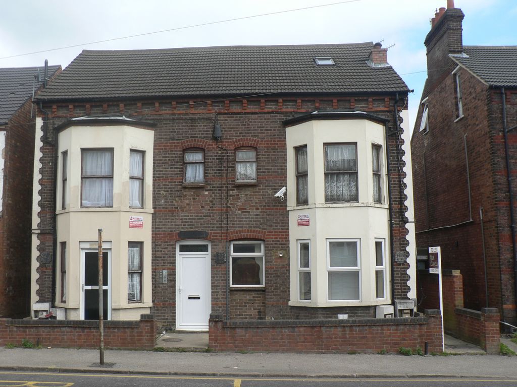 Studio to rent in The Acorns, Old Bedford Road LU2, £650 pcm