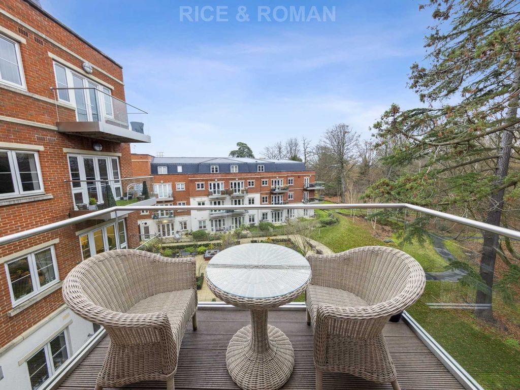 1 bed flat for sale in Lynwood Village, Ascot SL5, £325,000