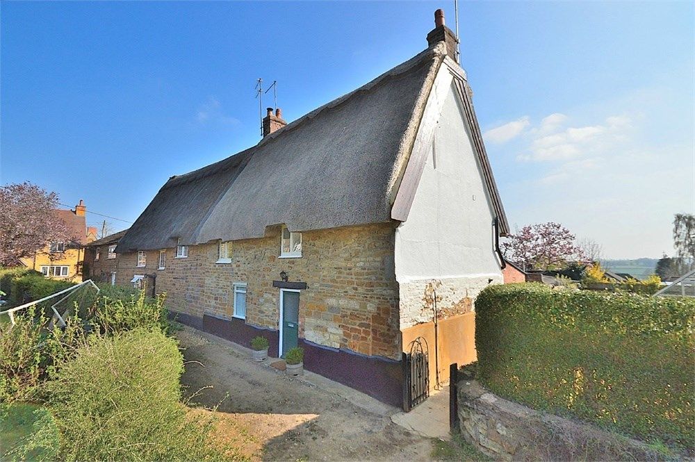 3 bed cottage to rent in The Green, Flore, Northampton NN7, £1,200 pcm