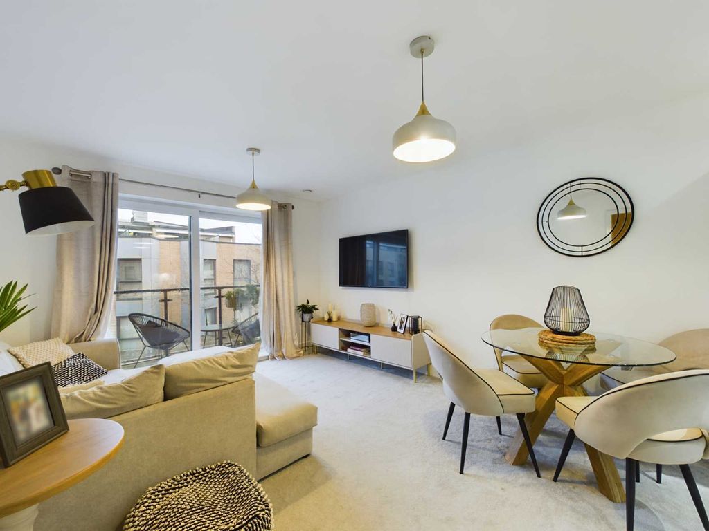 2 bed flat for sale in Richardson House, Nash Mills HP3, £325,000