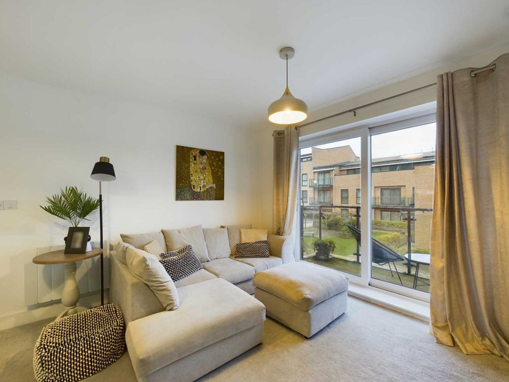 2 bed flat for sale in Richardson House, Nash Mills HP3, £325,000