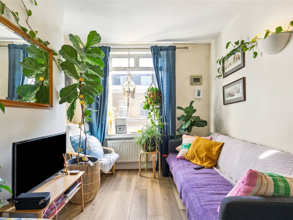 1 bed flat for sale in Stanmer Street, London SW11, £350,000
