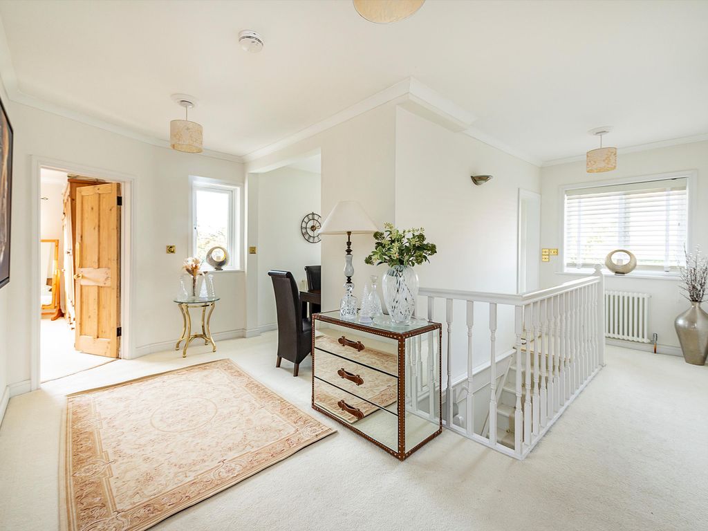 2 bed flat for sale in Grove Road, Beaconsfield, Buckinghamshire HP9, £800,000