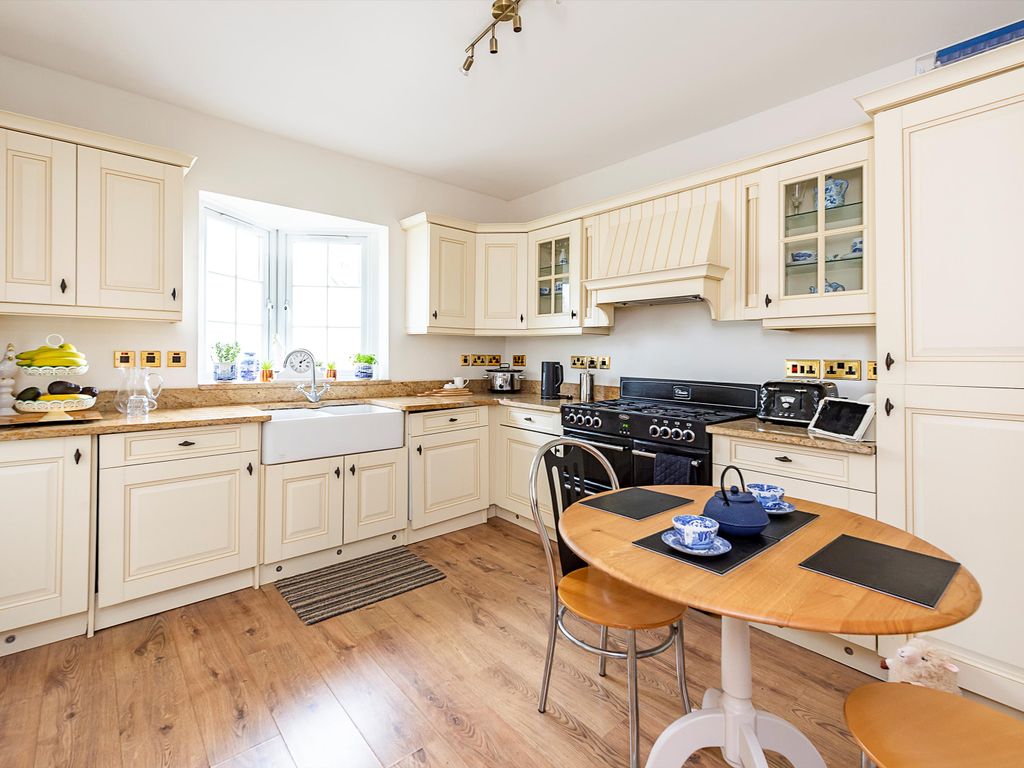 2 bed flat for sale in Grove Road, Beaconsfield, Buckinghamshire HP9, £800,000