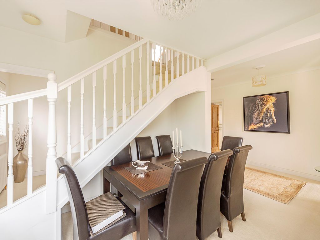 2 bed flat for sale in Grove Road, Beaconsfield, Buckinghamshire HP9, £800,000