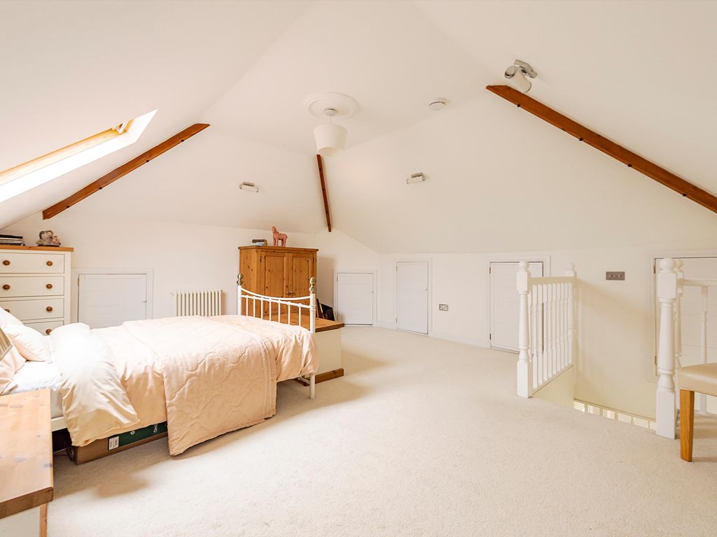 2 bed flat for sale in Grove Road, Beaconsfield, Buckinghamshire HP9, £800,000
