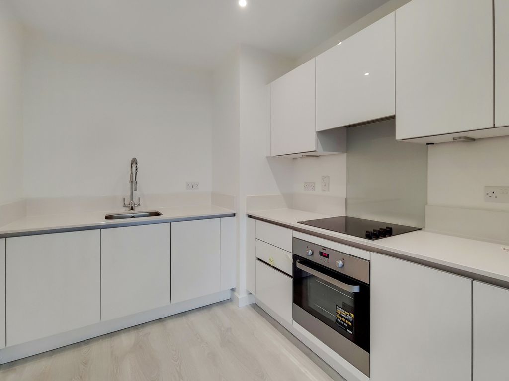 1 bed flat to rent in East Acton Lane, London W3, £1,950 pcm
