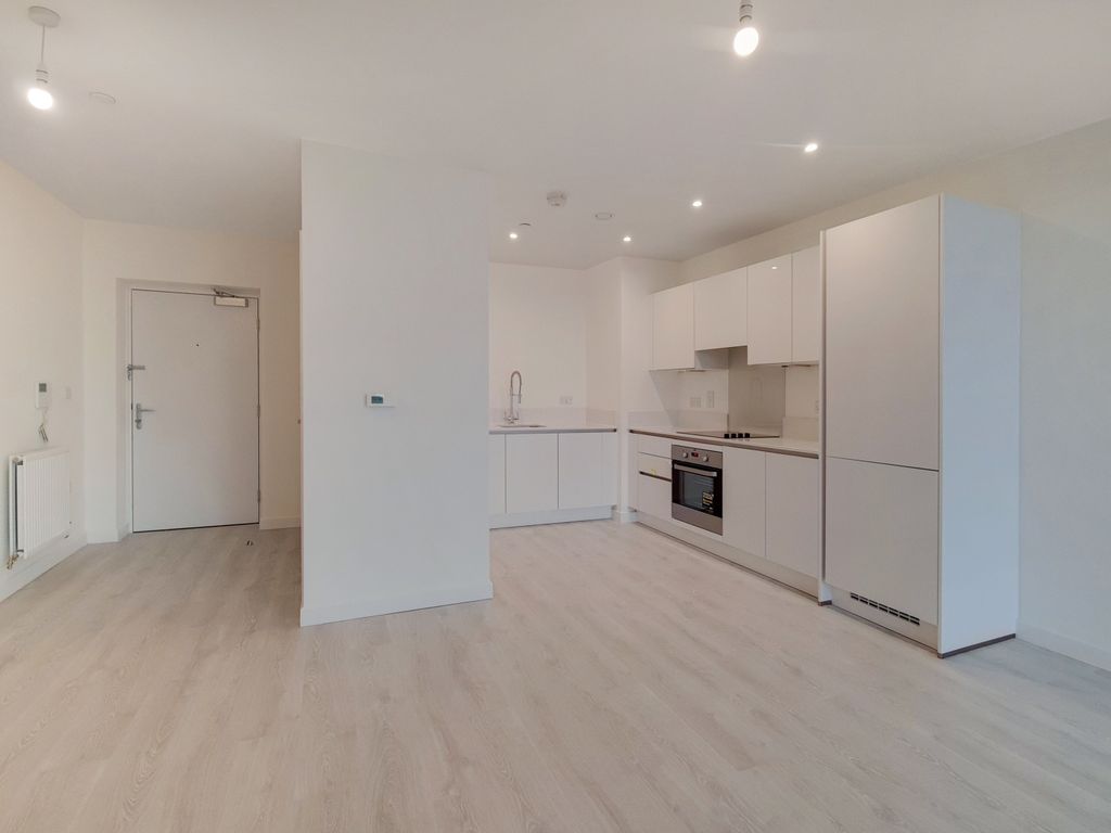 1 bed flat to rent in East Acton Lane, London W3, £1,950 pcm