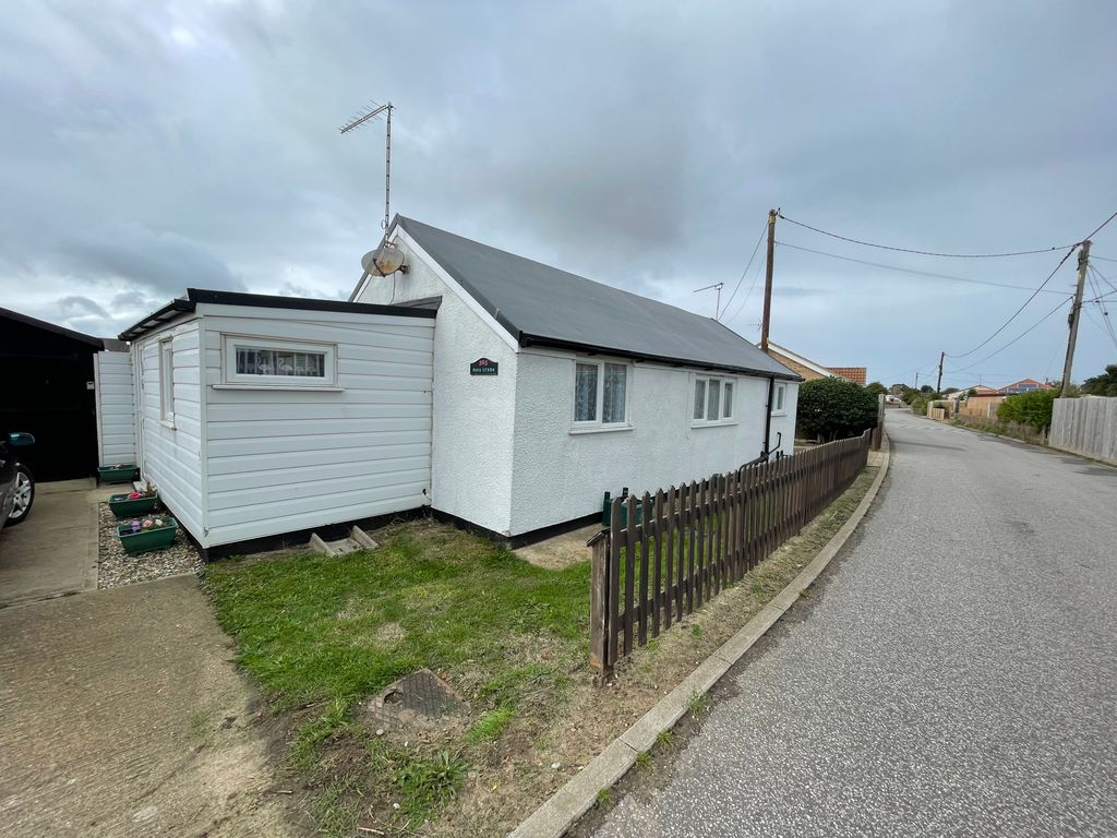 3 bed bungalow to rent in The Glebe, Hemsby, Great Yarmouth NR29, £800 pcm