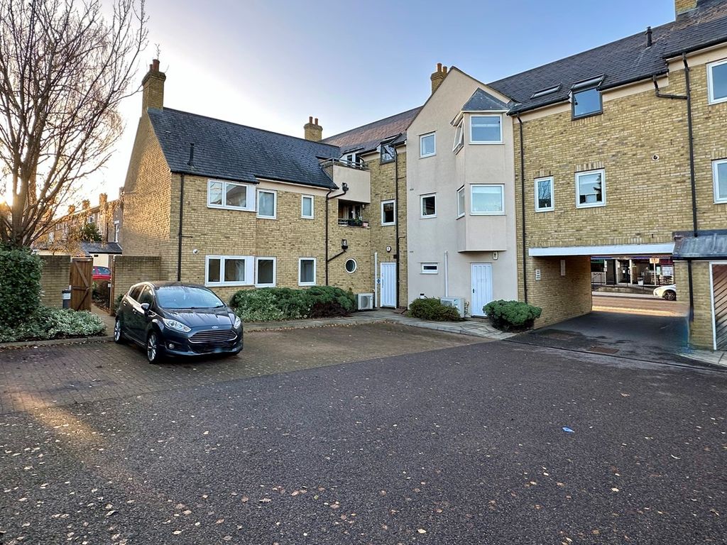 2 bed flat for sale in Moulsham Street, Chelmsford CM2, £270,000