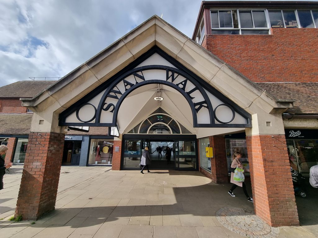 Office to let in Swan Walk, Horsham RH12, £19,565 pa