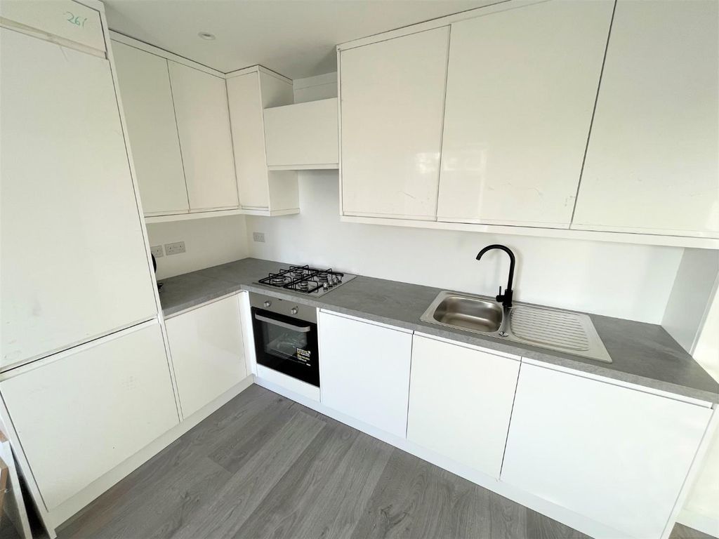 1 bed flat to rent in Buckingham Road, Edgware HA8, £1,475 pcm