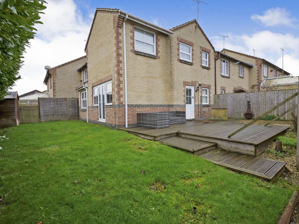 4 bed end terrace house for sale in Wilkins Close, Swindon SN2, £375,000