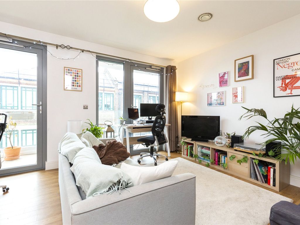 2 bed flat for sale in Ashwin Street, Dalston, London E8, £600,000