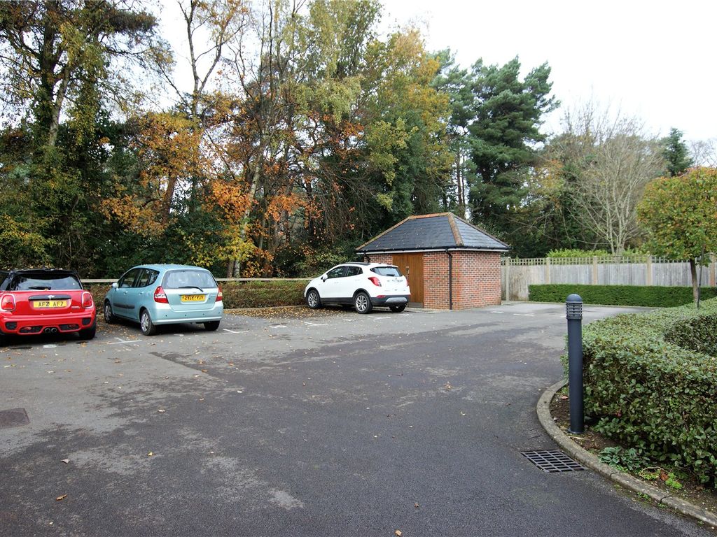 2 bed flat for sale in York Road, Broadstone, Dorset BH18, £300,000