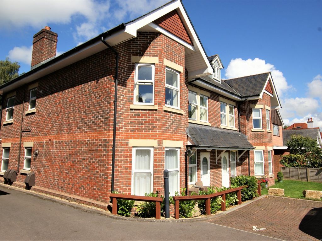 2 bed flat for sale in York Road, Broadstone, Dorset BH18, £300,000