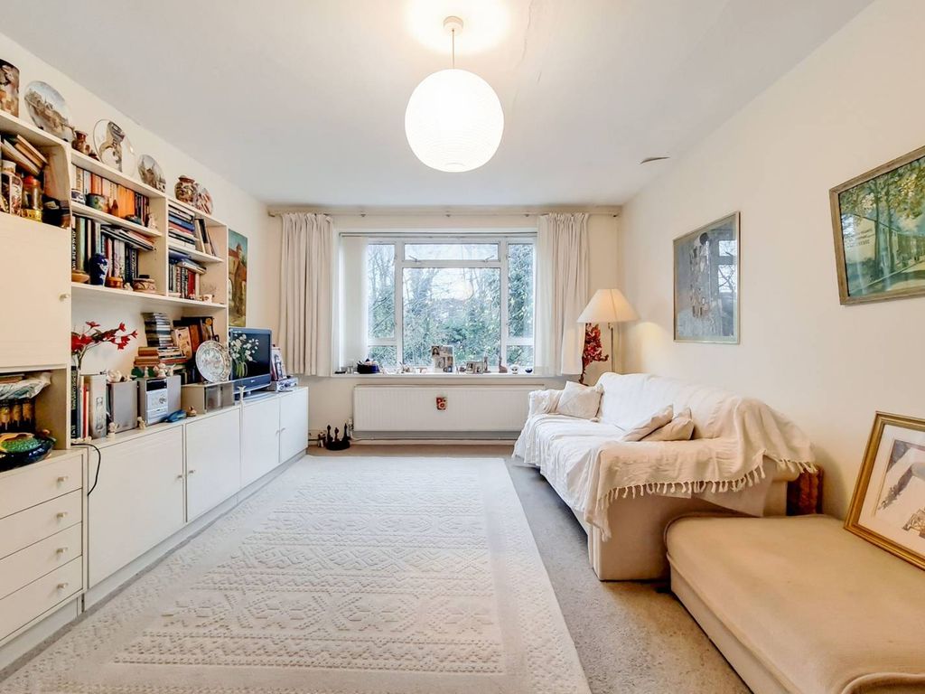 2 bed flat for sale in Nether Street, Finchley Central, London N3, £425,000