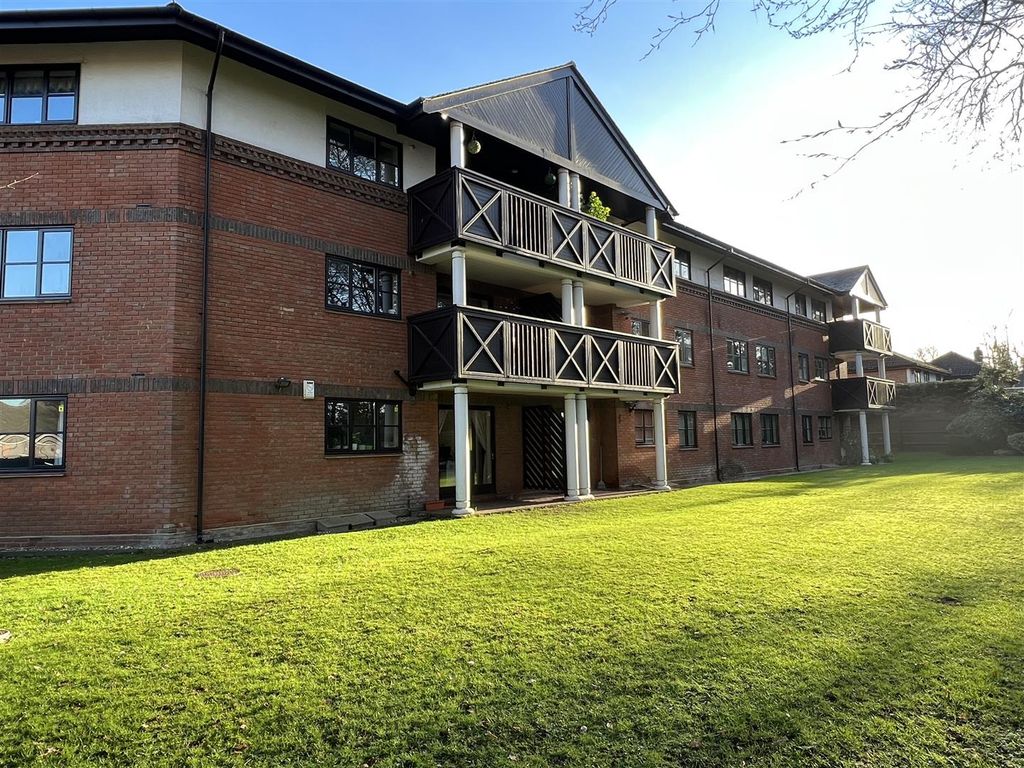 2 bed flat for sale in Poplar Drive, Hutton, Brentwood CM13, £385,000