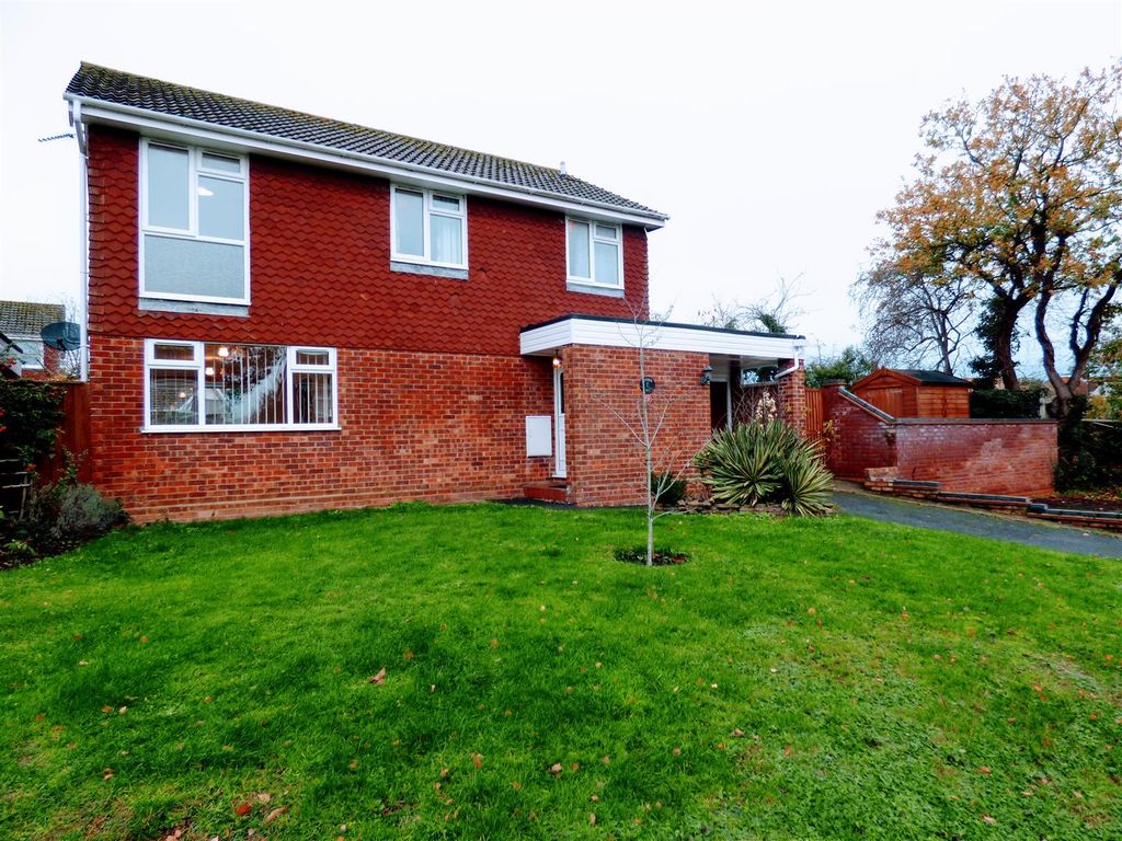 4 bed detached house for sale in Meadow Gardens, Beccles NR34, £367,500