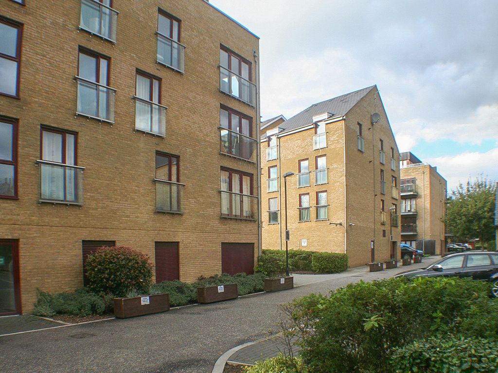 2 bed flat for sale in Kings Island, Denham UB9, £425,000