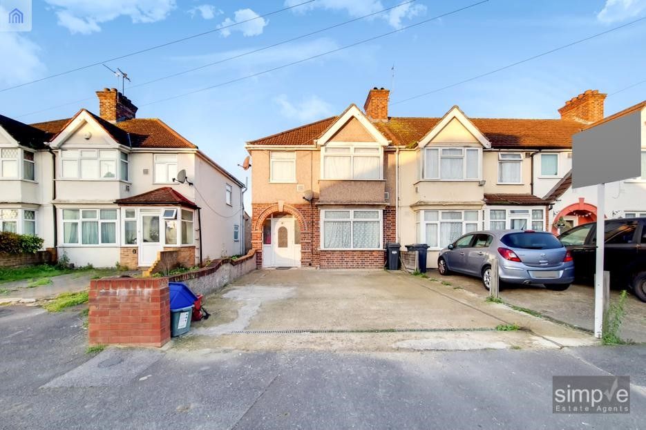 3 bed end terrace house for sale in Clevedon Gardens, Cranford TW5, £550,000
