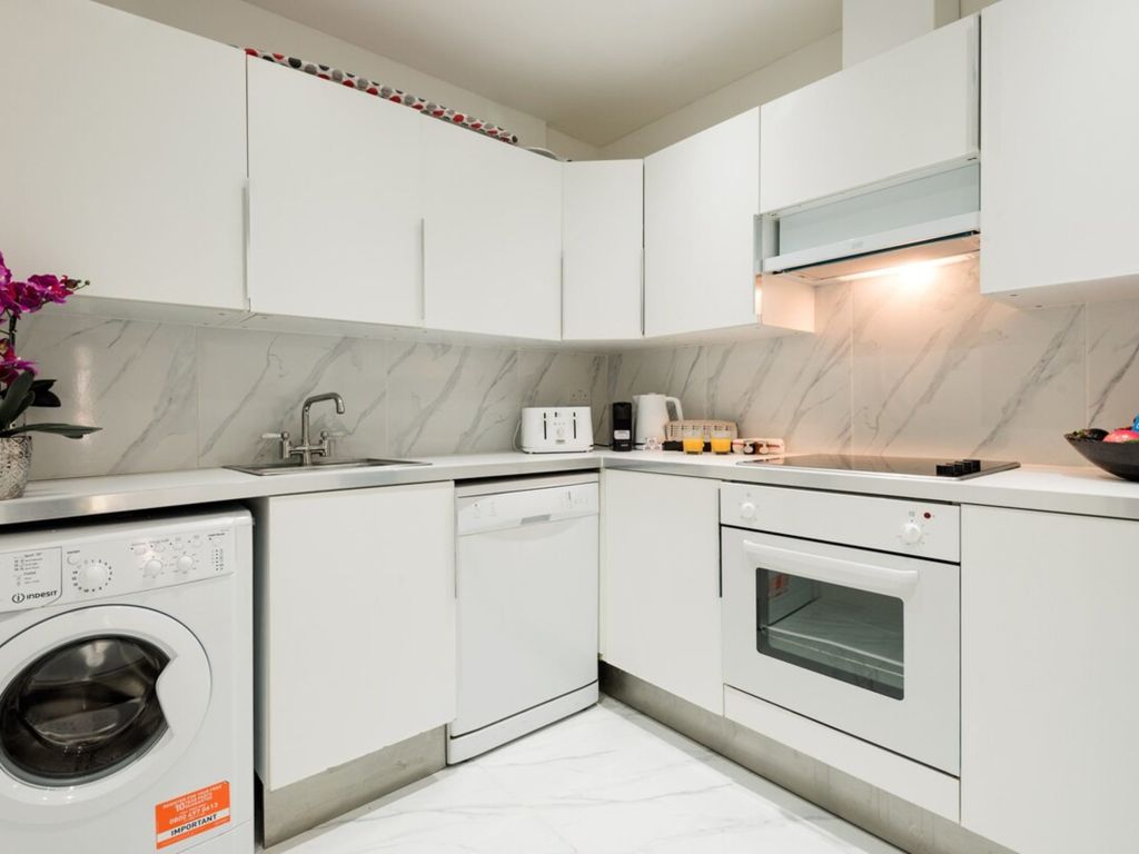 2 bed flat to rent in North End Road, London SW6, £4,000 pcm