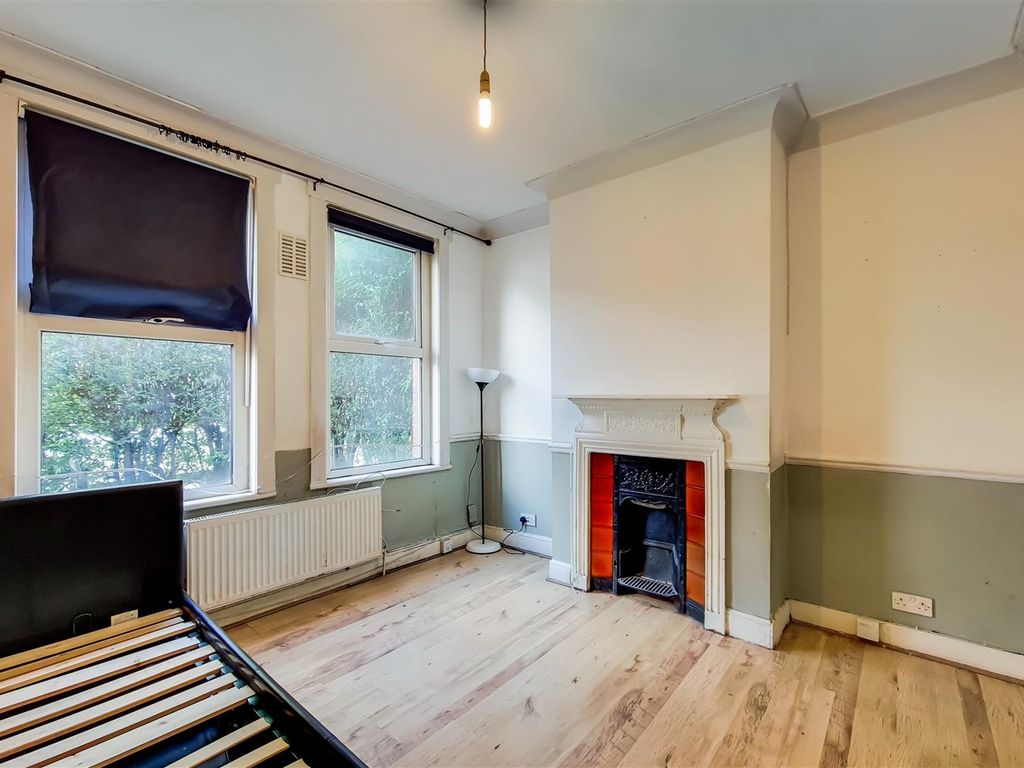2 bed flat for sale in Blackhorse Road, London E17, £375,000