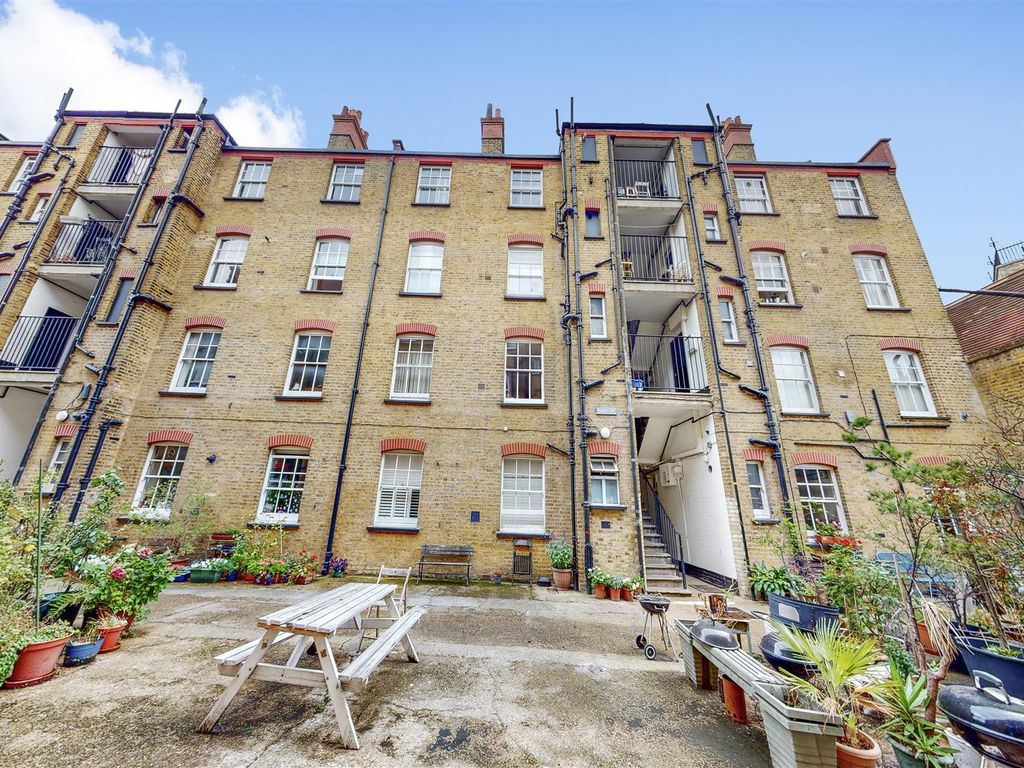 2 bed flat for sale in Shepton Houses, Welwyn Street, Bethnal Green E2, £580,000