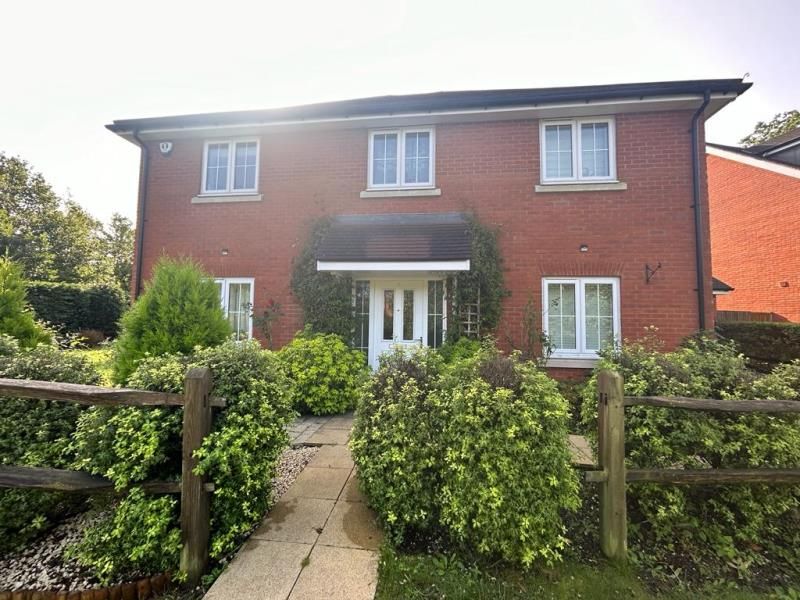 5 bed detached house to rent in The Croft, Ash Green, Aldershot GU12, £2,850 pcm