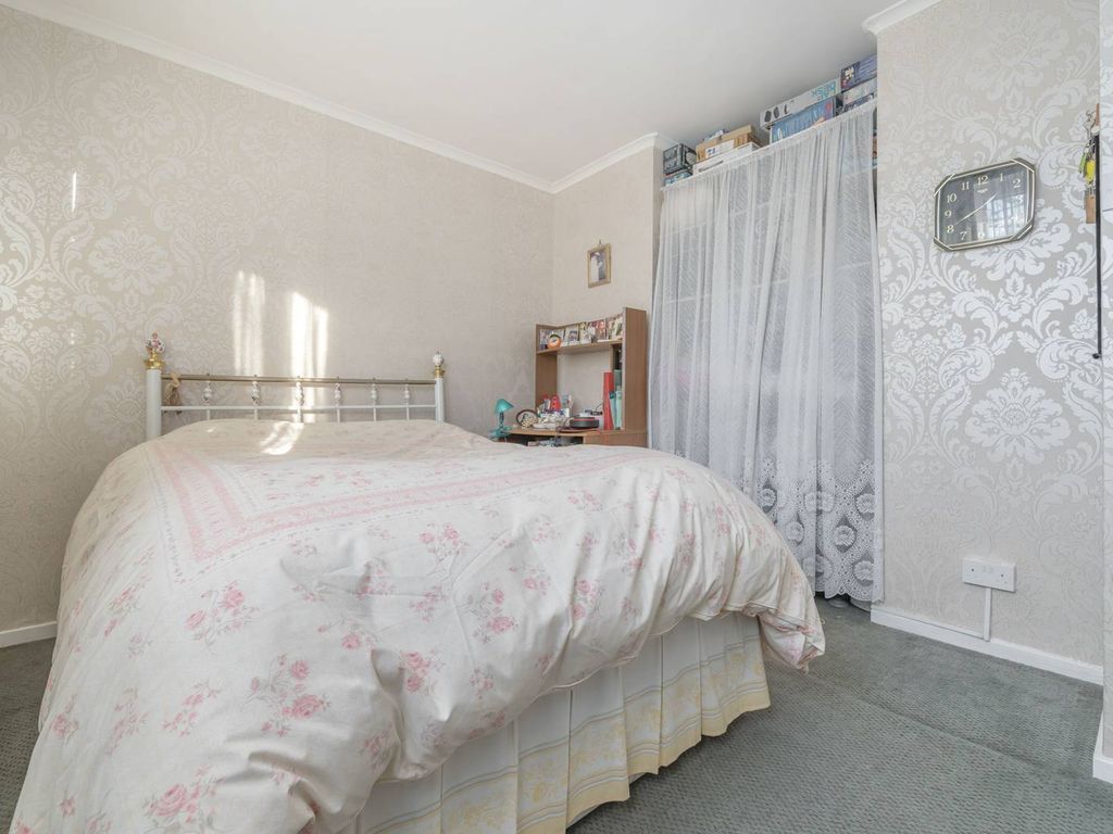 2 bed flat for sale in Mandeville Close, Blackheath, London SE3, £350,000