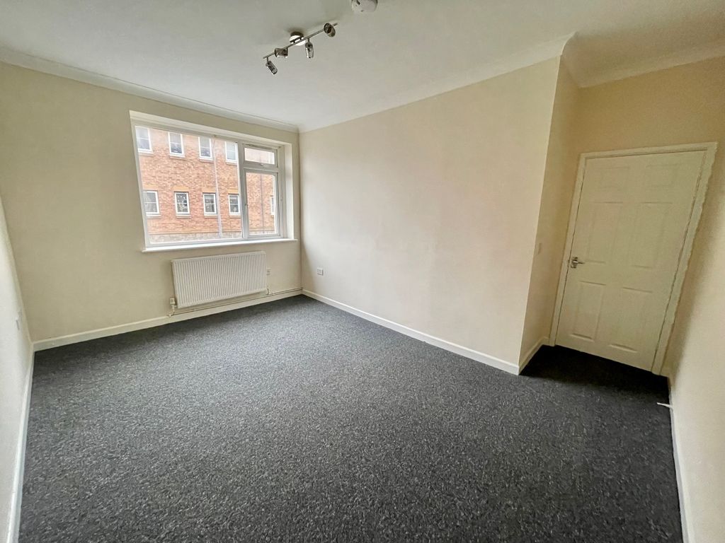 1 bed flat to rent in Main Street, Barry CF63, £700 pcm