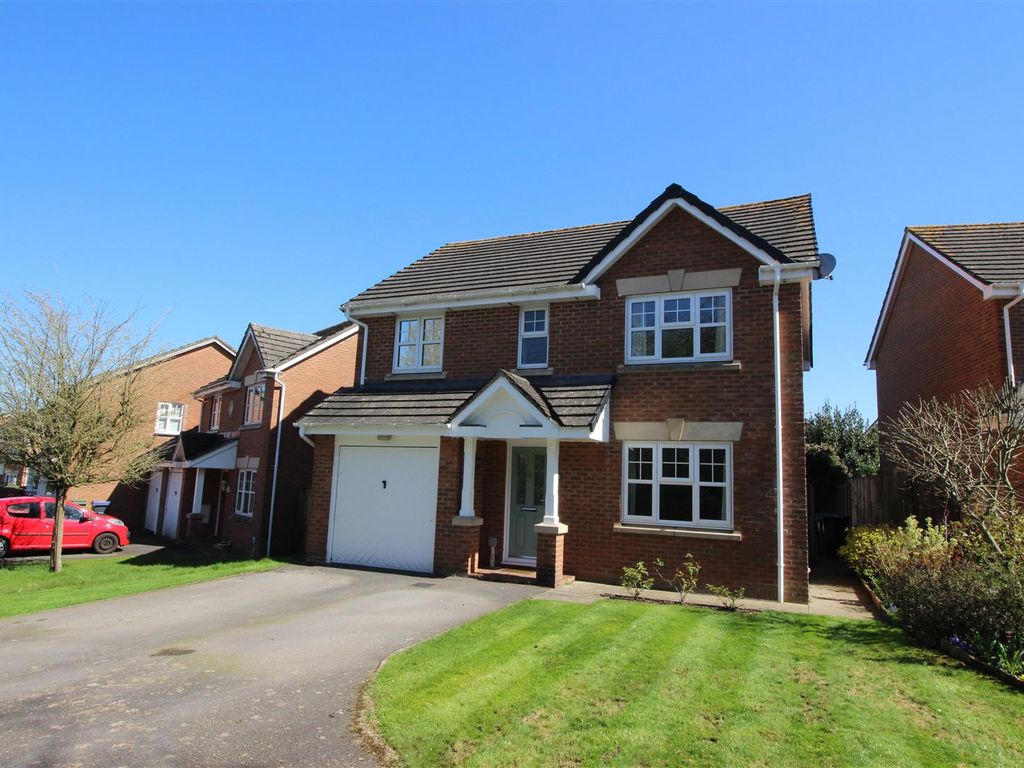 4 bed detached house for sale in Sutherland Crescent, Chippenham SN14, £425,000