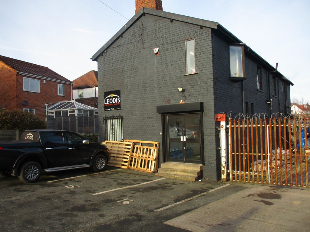 Office to let in Station Yard, Station Road, Leeds LS18, £6,800 pa